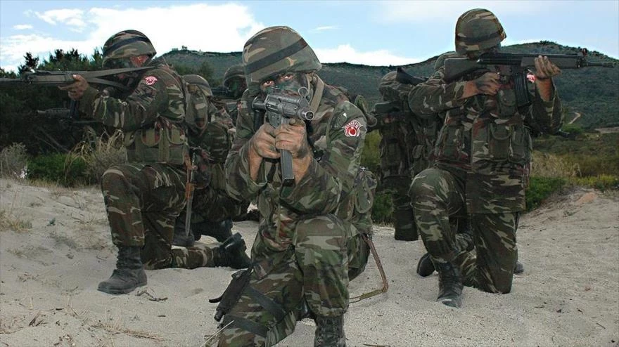 Πρόβα απόβασης στη Ρώ η πτήση του τουρκικού ελικοπτέρου – Καθοριστικής αποτρεπτικής σημασίας η ρίψη τροχιοδεικτικών πυρών από τη φρουρά του νησιού – Συναγερμός στις ΕΔ